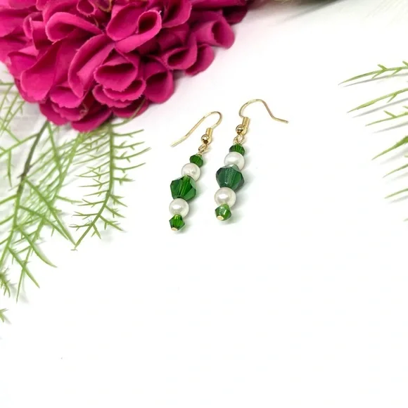 NEW⚜️Cultured Pearl & Emerald Green Crystal Drop Earrings - Picture 3 of 5